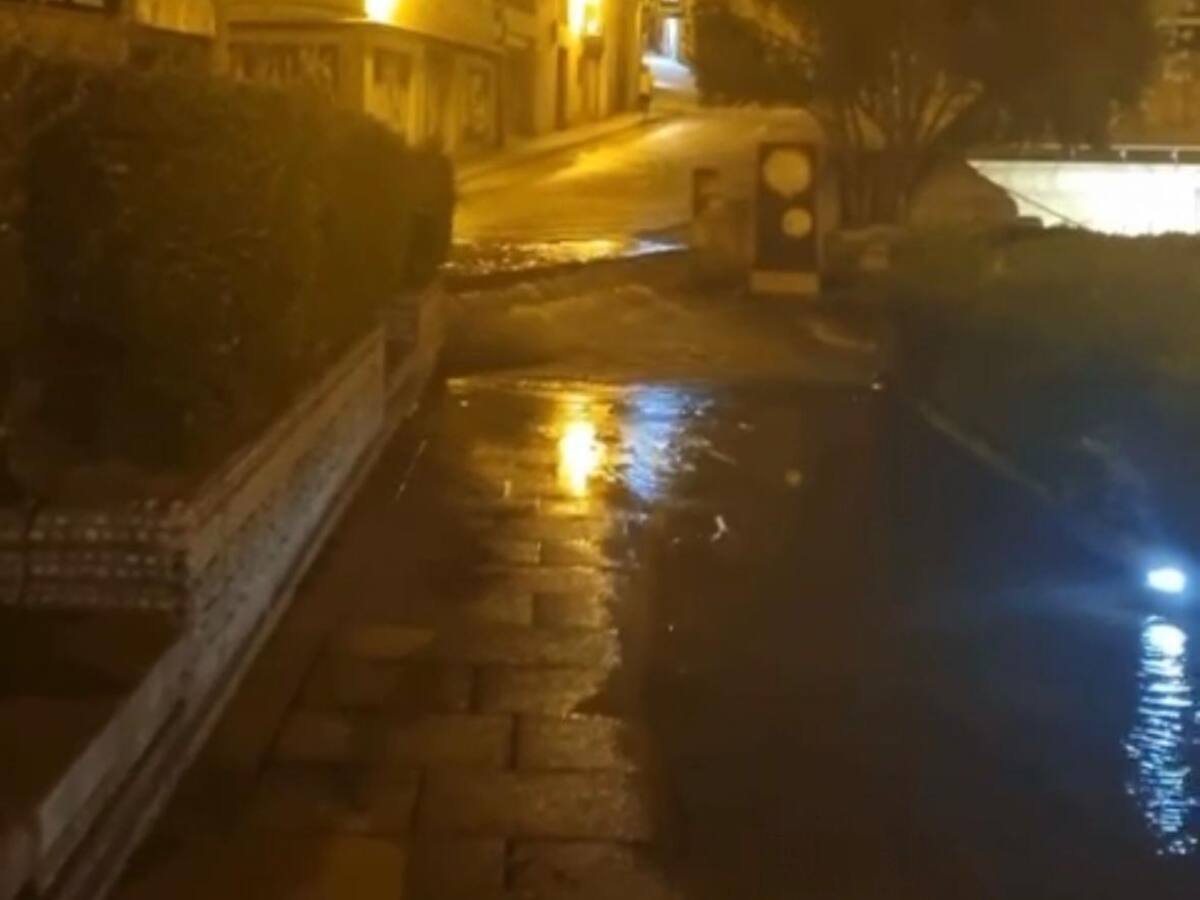 Una fuga de agua inunda la zona de As Burgas
