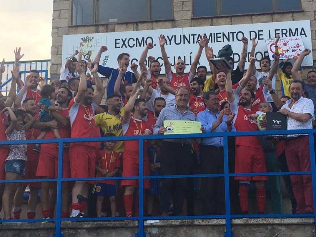 Los integrantes del equipo de Quemada, en el momento en el que alzan el Trofeo Diputación de fútbol en Lerma.