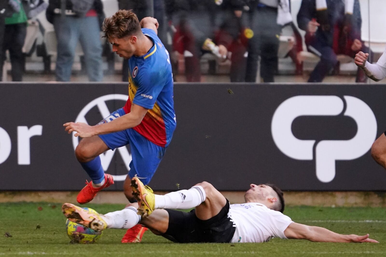 Adrià Altimira en una jugada contra el Burgos.