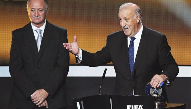 El entrenador de la selección española de fútbol Vicente del Bosque recibe el premio al mejor entrenador del año de manos del seleccionador brasileño, Luiz Felipe Scolari