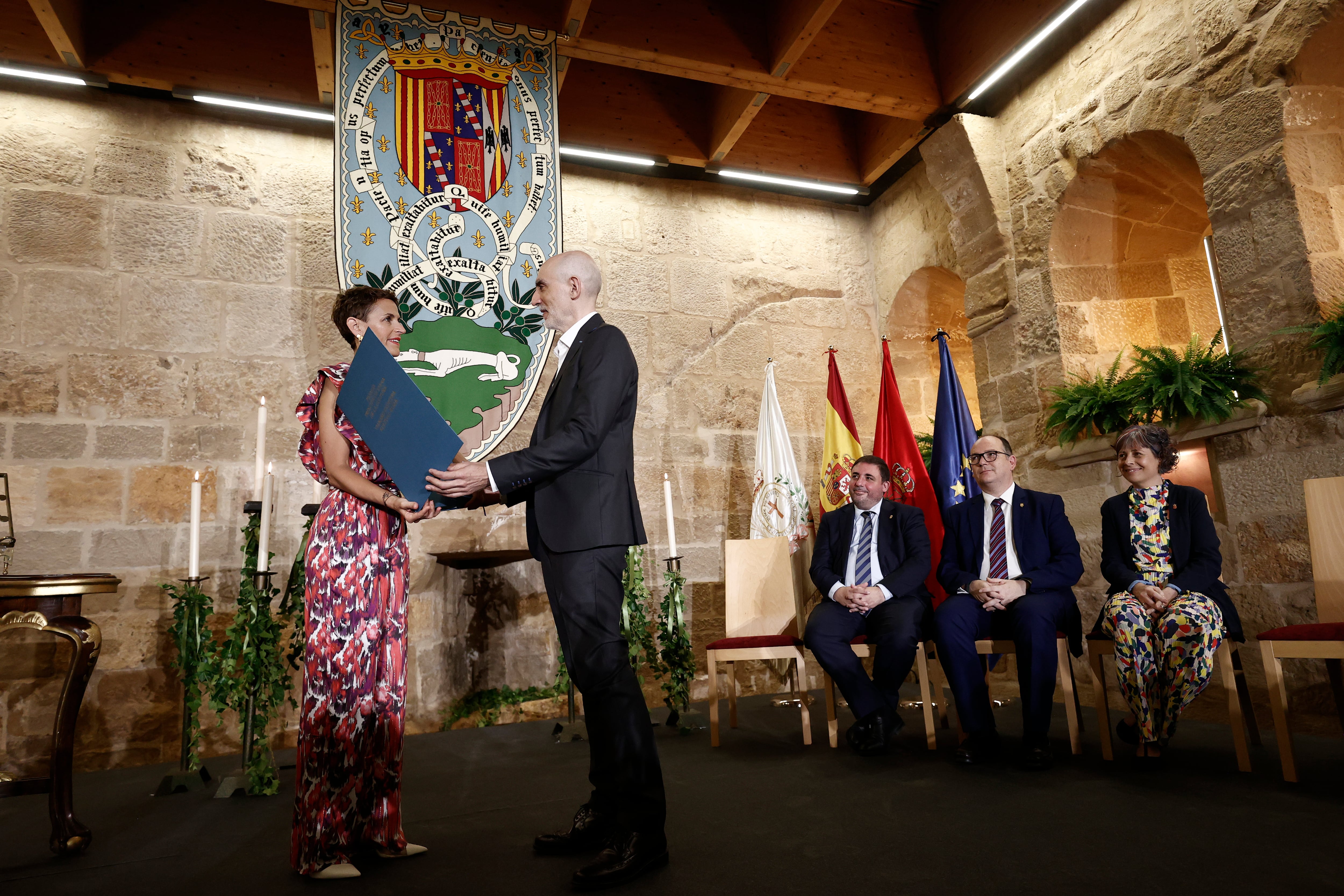 El Gobierno de Navarra ha entregado este sábado el Premio Príncipe de Viana de la Cultura al escritor y director teatral Alfredo Sanzol, director del Centro Dramático Nacional, en un acto celebrado en el monasterio cisterciense de la localidad de Fitero. La presidenta del Gobierno de Navarra, María Chivite, ha entregado el galardón destacando en este acto la capacidad del dramaturgo para sacar a la superficie la verdad que cuenta el teatro, y ha añadido que Sanzol se ha ganado por derecho propio el acceso al trono de la dramaturgia española. EFE/ Jesús Diges