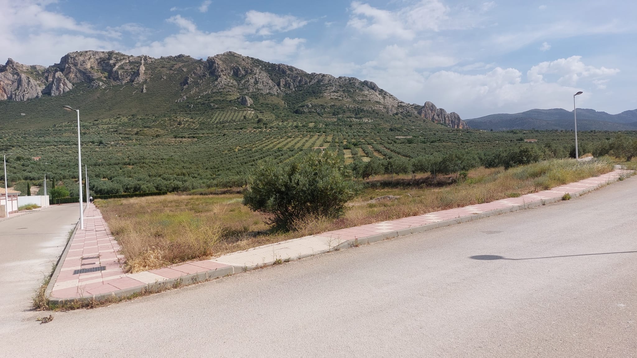 Vista general de las parcelas donde se va a ubicar la Residencia de Mayores, en la Urbanización Las Glorias de Jódar