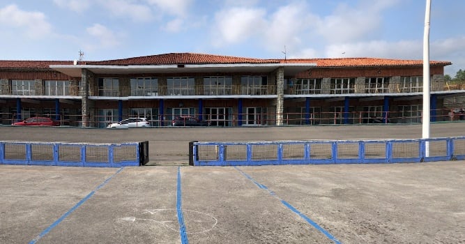 Albergue de peregrinos situado en el edificio del Complejo Deportivo Oscar Freire, en Torrelavega.