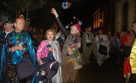 Paloma Jáudenes, con sombrero rojo, durante los actos que protagonizaron los sardineros en el Carnaval de Tenerife 2020 como fiesta invitada