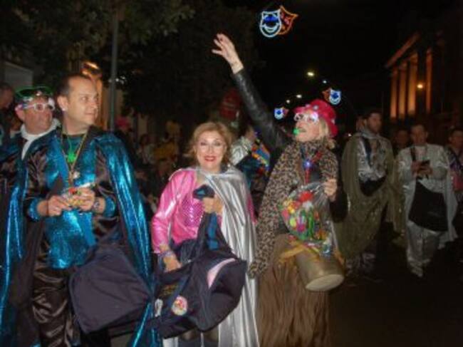 Paloma Jáudenes, con sombrero rojo, durante los actos que protagonizaron los sardineros en el Carnaval de Tenerife 2020 como fiesta invitada
