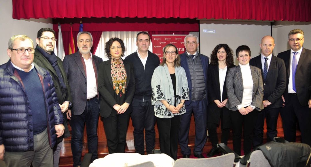 La conselleira de Infraestruturas, Ethel Vázquez (centro), junto a diversos representantes políticos del Baixo Miño y la Xunta de Galicia. 