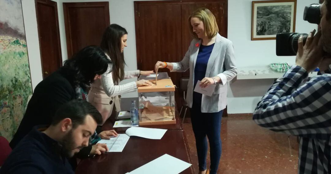 La candidata de Ciudadanos Jaén, Marian Adán, vota en Quesada.