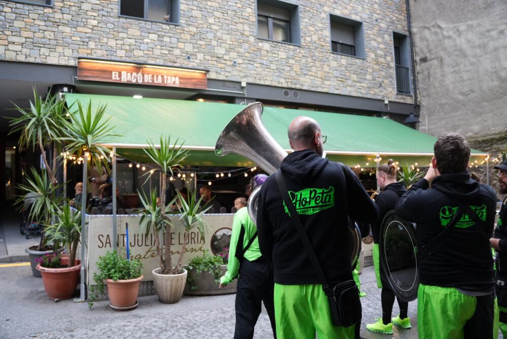 Xaranga animant la Ruta de la tapa de Sant Julià de Lòria