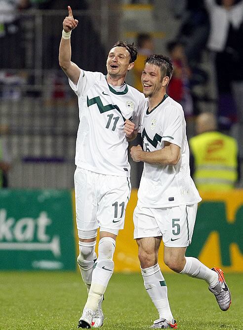 Novakovic celebrando un gol frente Nueva Zelanda