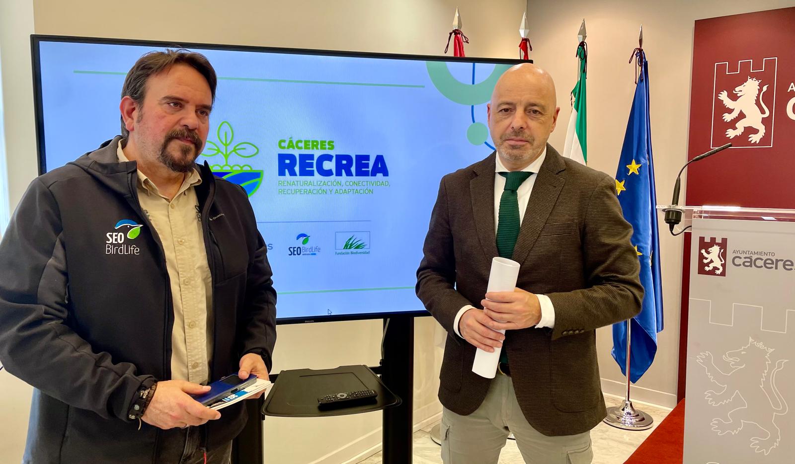 El representante de SEO/BirdLife en Extremadura, Marcelino Cardalliaguet, y el concejal de Medio Ambiente del Ayuntamiento de Cáceres, Pedro Muriel, durante la presentación del proyecto Recrea