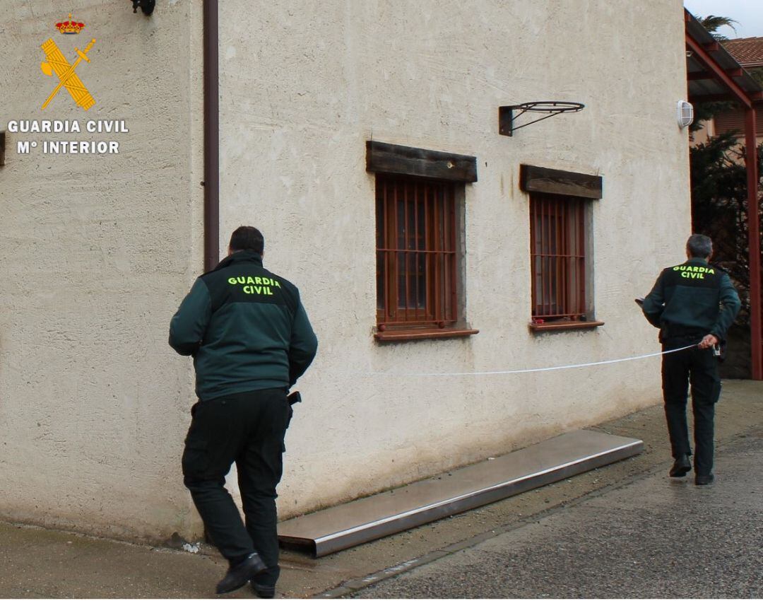 Agentes de la Guardia Civil evaluan la construcción presuntamente ilegal