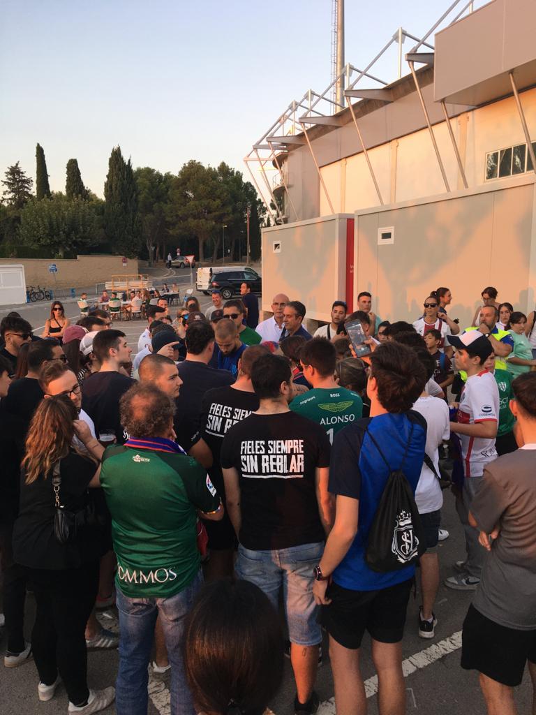 Jorge Pulido habla con los aficionados en la salida de El Alcoraz