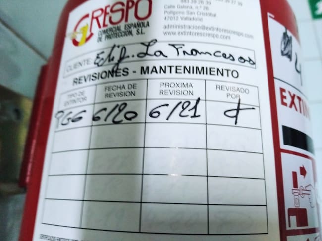 Otro de los extintores con la revisión caducada
