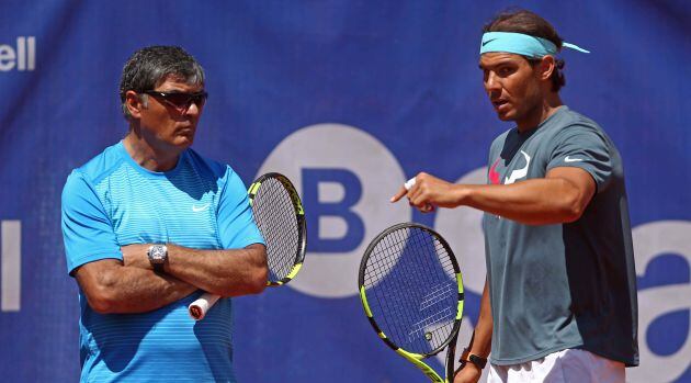 Toni Nadal y Rafa Nadal, durante un entrenamiento en 2016