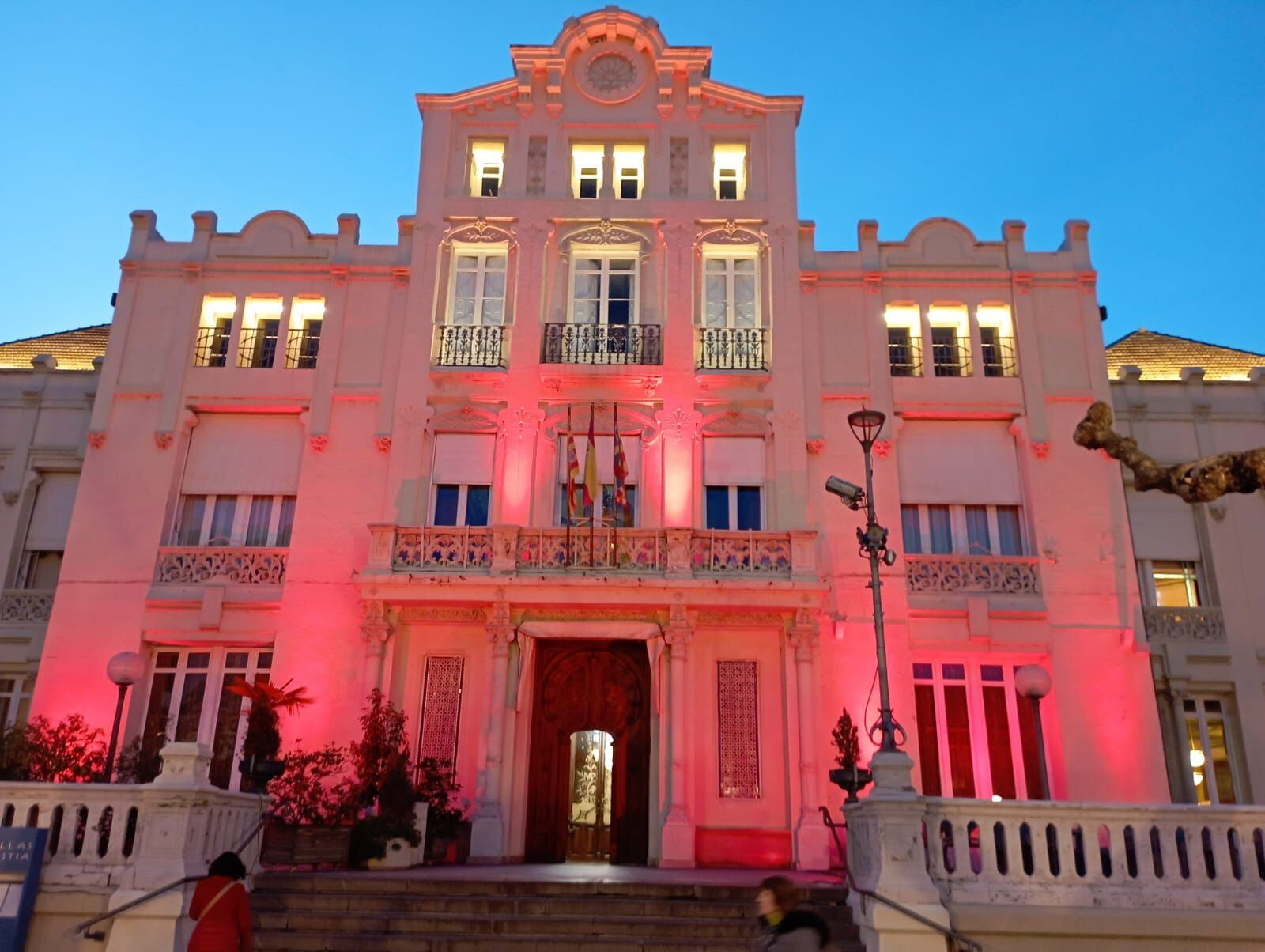 El Casino iluminado de rojo como felicitación a Felipe VI