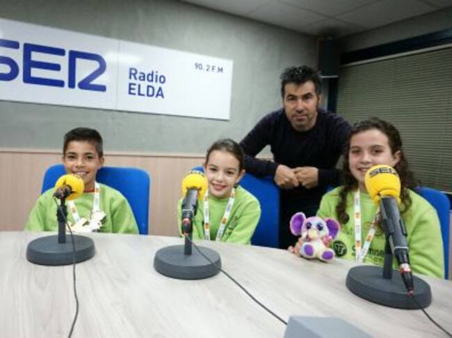 Joaquín Alcaina (Pte. del C. A. Elda) con los atletas