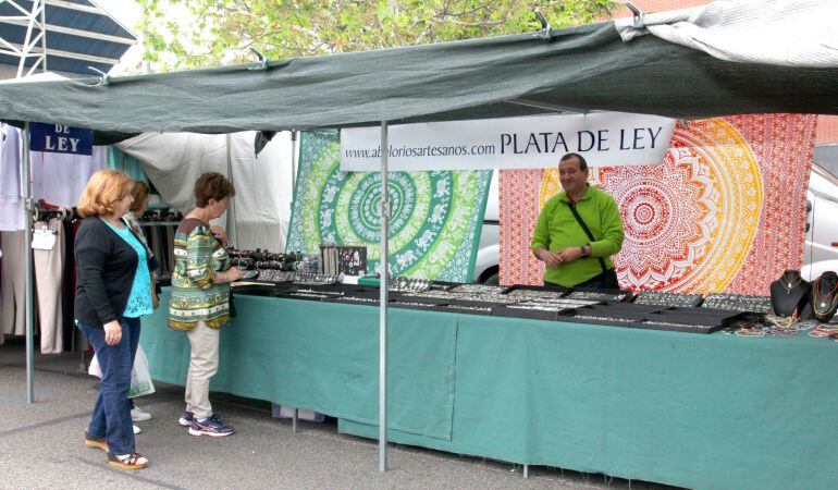 Desde ahora en el mercadillo podemos también comprar artículos de plata, churros, zapatos españoles, libros, embutidos o regalos 