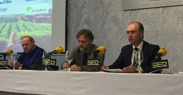 José Lorca, presidente de Trops; José Fiscal, consejero de Medio Ambiente y José Manuel Alba, director territorial en Málaga de Unicaja Banco.