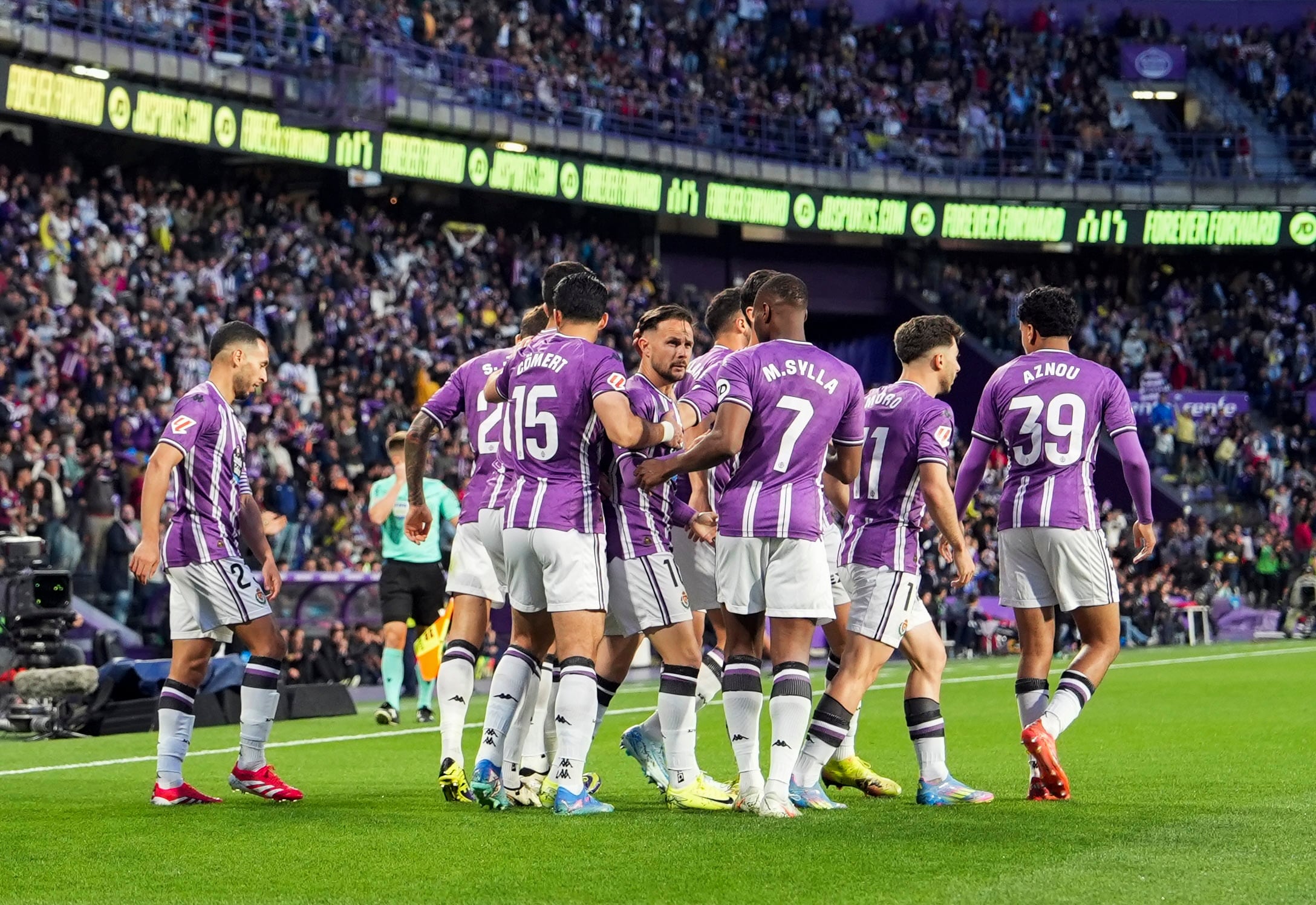 Los jugadores del Real Valladolid celebran su gol ante el FC Barcelona