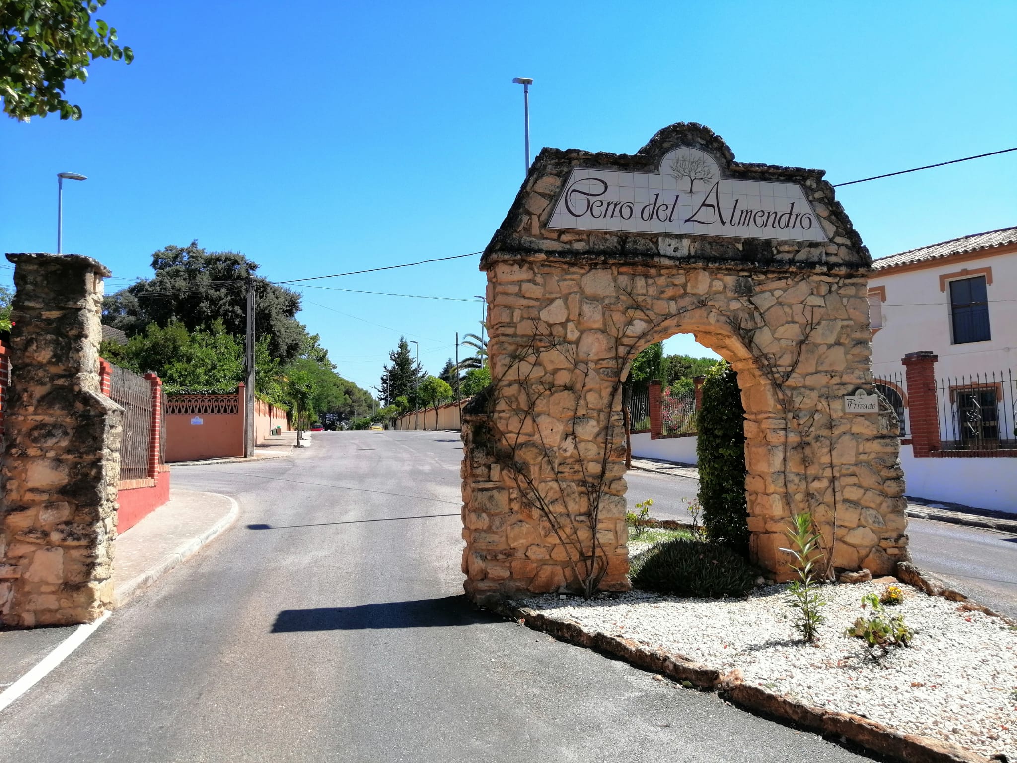 Entrada principal de la Urbanización &#039;Cerro del Almendro&#039;