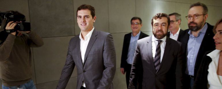 El líder de Ciudadanos (C's), Albert Rivera, acompañado de los diputados del grupo, momentos antes de la rueda de prensa que ha ofrecido hoy en el Congreso de los Diputados para analizar la actualidad política.