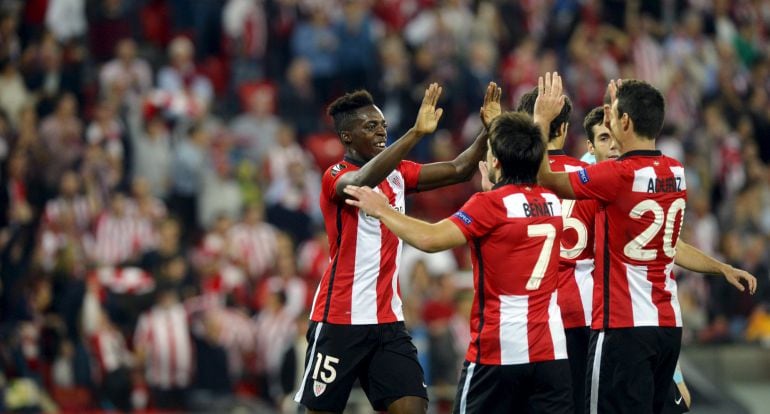 Athletic Bilbao&#039;s Inaki Williams (L) celebrates a goal with teammate Aritz Aduriz during their Europa League Group L soccer match against Partizan at San Mames stadium in Bilbao, northern Spain, November 5, 2015. REUTERS/Vincent West 