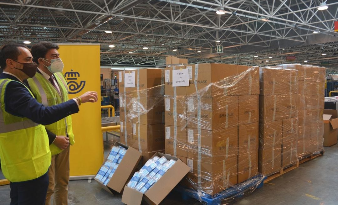 El alcalde Luis Barcala durante su visita a las instalaciones de Correos