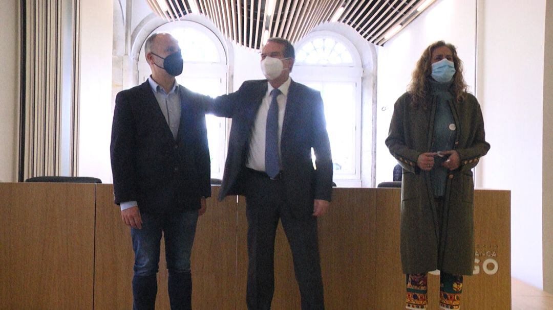 El delegado de la Zona Franca, David Regades; el alcalde de Vigo, Abel Caballero y la presidente a de la Diputación, Carmela Silva