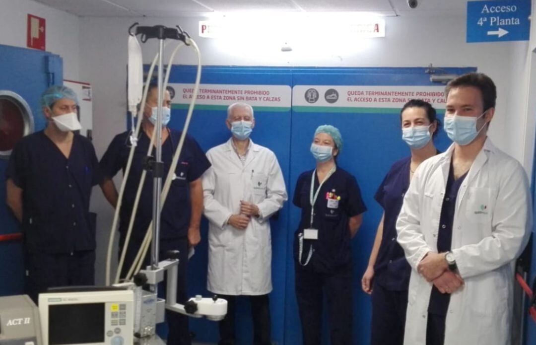 El doctor Rafael Sánchez y personal sanitario de Hospital Quirónsalud