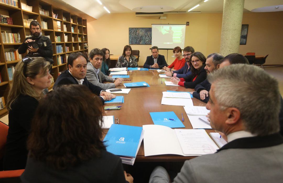 El presidente de la Diputación, Carlos Mazón (i), frente a la vicepresidenta, Mónica Oltra (d) en el centro de la Mesa Mixta de Coordinación, que hoy se ha constituido para hacer efectivo el traspaso de competencias.