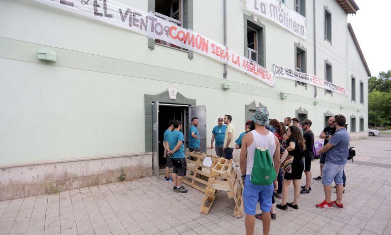 Visita a las actuaciones que el colectivo La Molinera lleva a cabo en el antiguo hotel