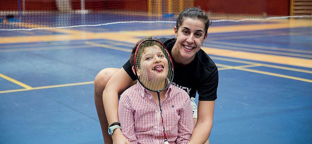 Izán con la campeona de Bádminton, Carolina Marín, protagonizan el mes de febrero en el calendario solidario de 2020.
