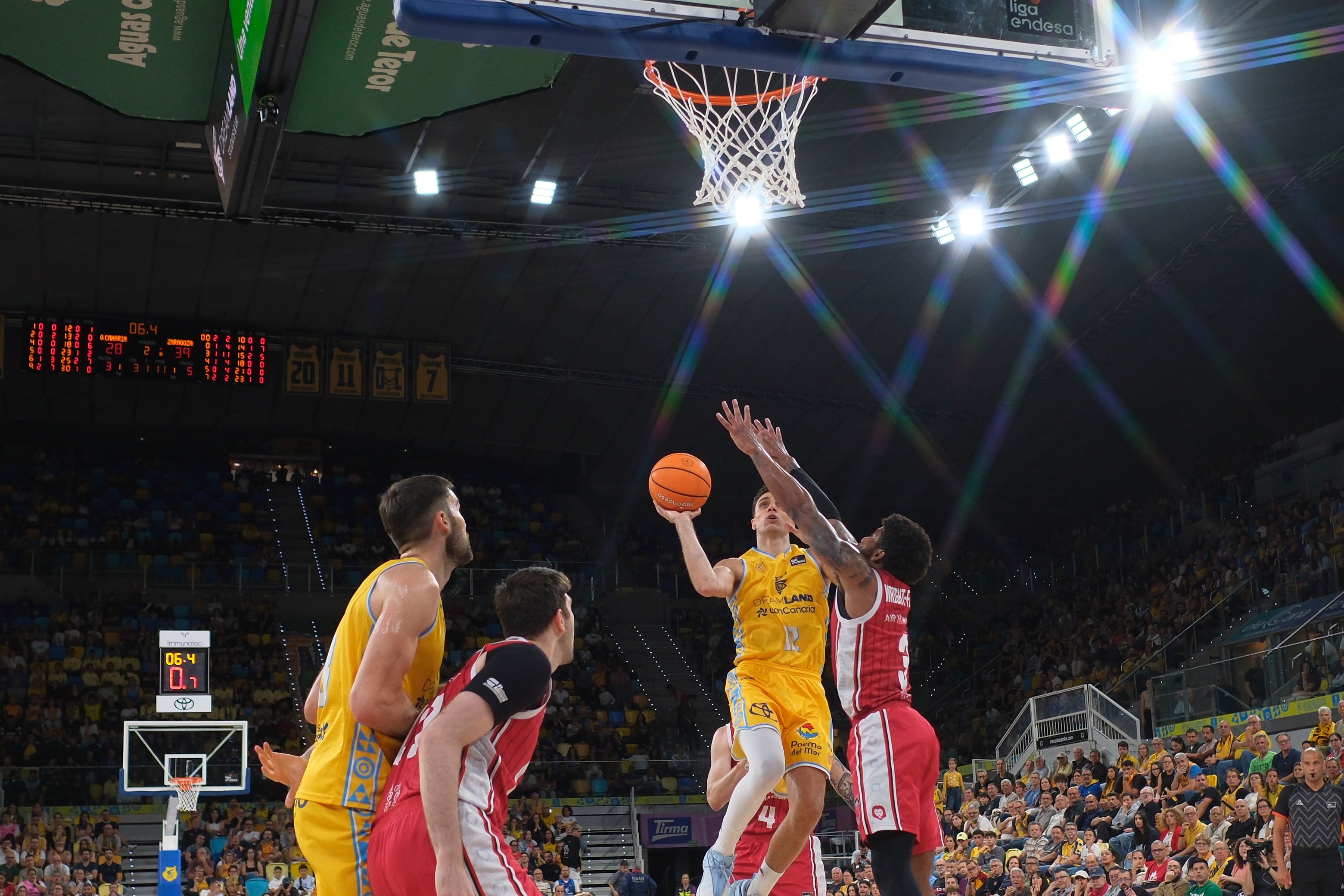 LAS PALMAS DE GRAN CANARIA, 18/04/2026.- El base del Dreamland Gran Canaria Carlos Alocén (2d) lanza a canasta ante Justin Wright Foreman (d), del Casademont Zaragoza, durante el partido de Liga Endesa de baloncesto que se disputa este sábado en el Gran Canaria Arena. EFE/ Angel Medina G.