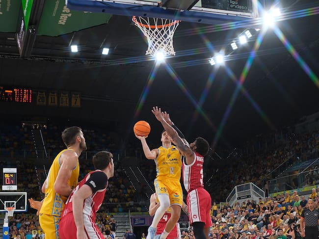 LAS PALMAS DE GRAN CANARIA, 18/04/2026.- El base del Dreamland Gran Canaria Carlos Alocén (2d) lanza a canasta ante Justin Wright Foreman (d), del Casademont Zaragoza, durante el partido de Liga Endesa de baloncesto que se disputa este sábado en el Gran Canaria Arena. EFE/ Angel Medina G.