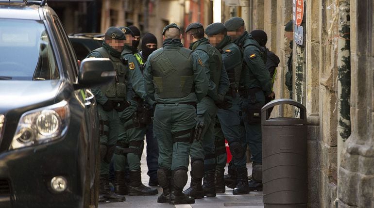 Según la Guardia Civil, los detenidos se encargaban de "dinamizar" al colectivo de presos de la banda armada