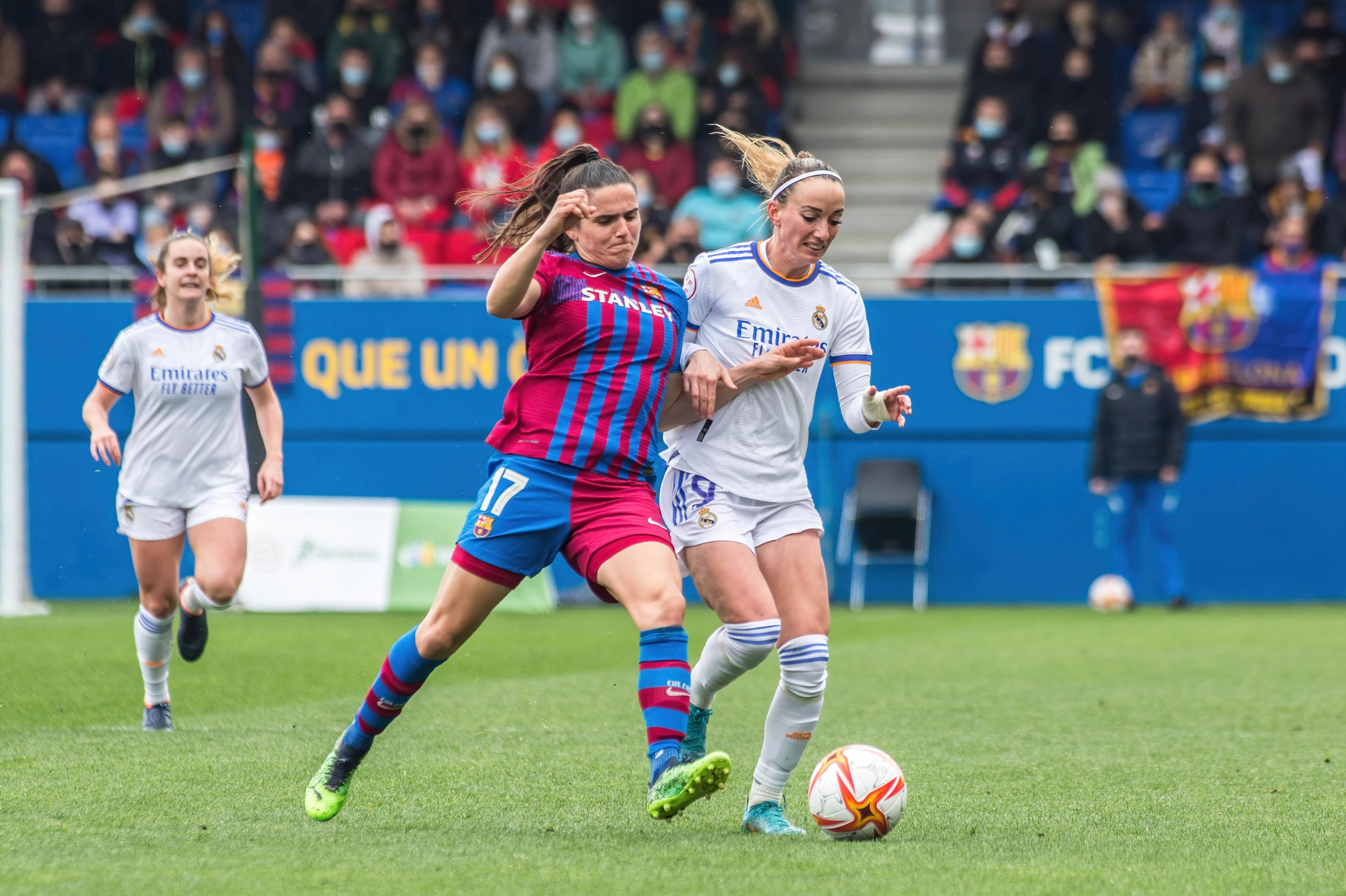 Andrea Pereira y KosovareÂ Asllani, durante un clásico de la temporada pasada.