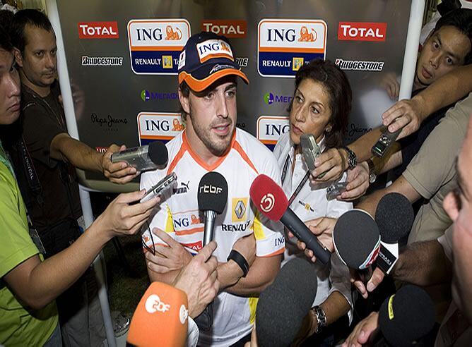 Fernando Alonso atiende a los medios de comunicación en Singapur