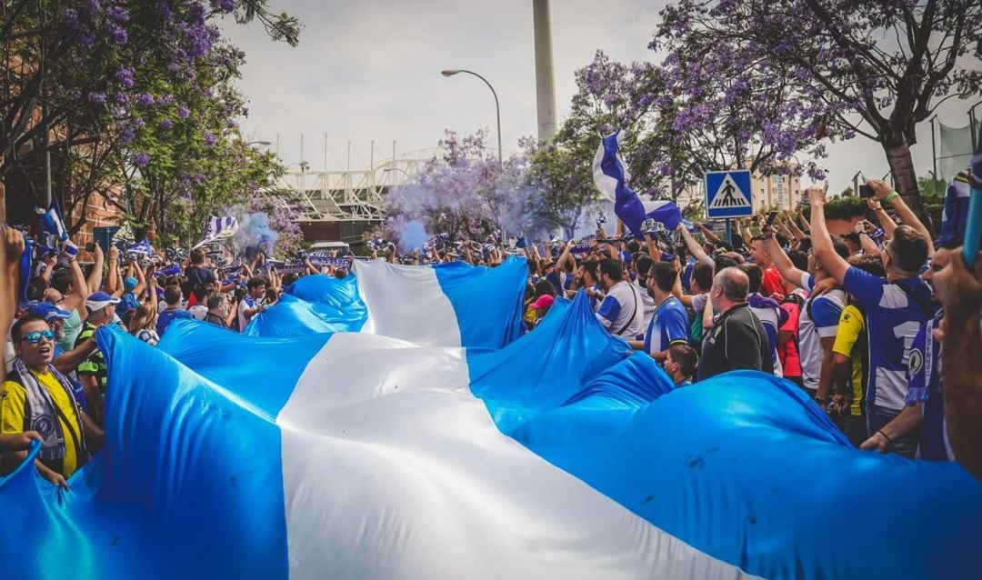 Aficionados del Hércules con una bandera gigante