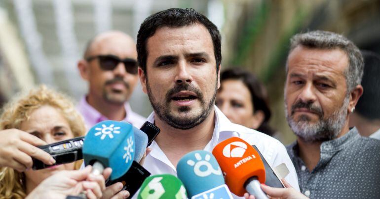 El coordinador general de Izquierda Unida, Alberto Garzón, realiza declaraciones a los periodistas.