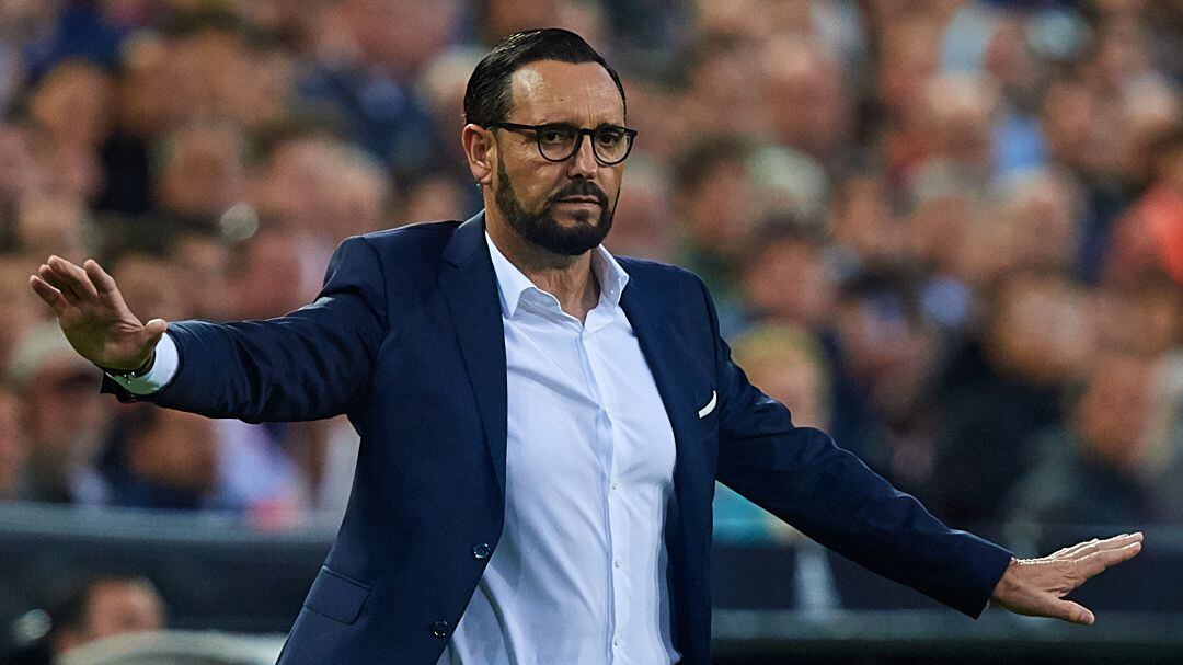 Bordalás da instrucciones a sus jugadores durante el último Valencia-Getafe disputado en Mestalla.