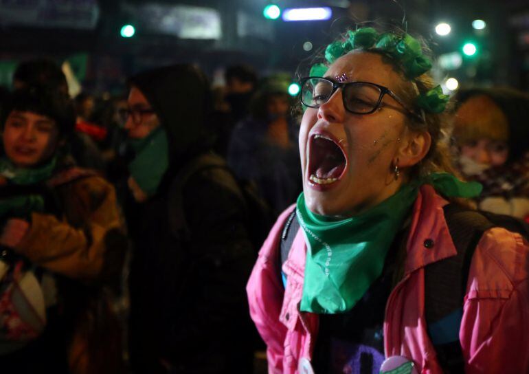 Una mujer protesta contra la decisión de los senadores en Buenos Aires