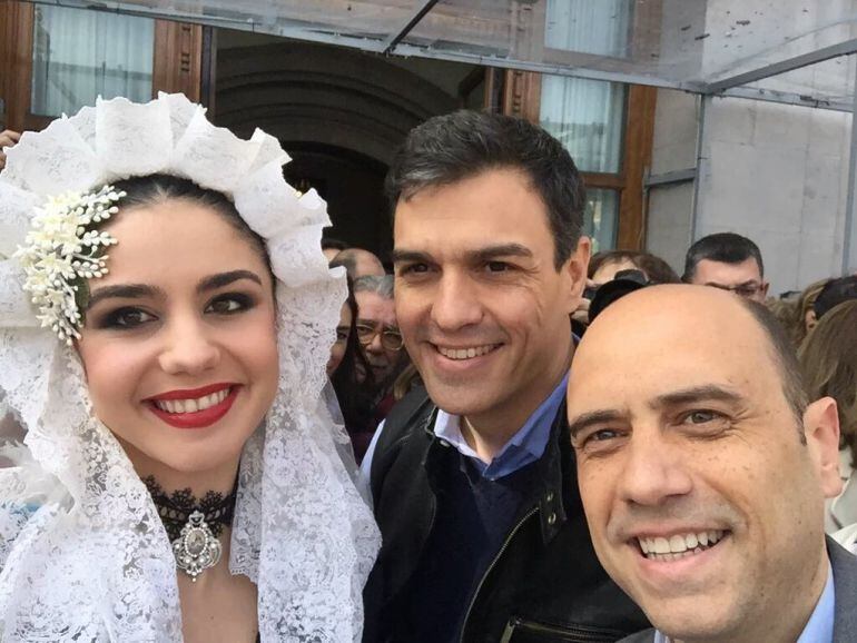 Selfie de Gabriel Echavarri, alcalde de Alicante, en las Fallas de Valencia, junto a la Bellea del Foc y el secretario general del PSOE, Pedro Sánchez