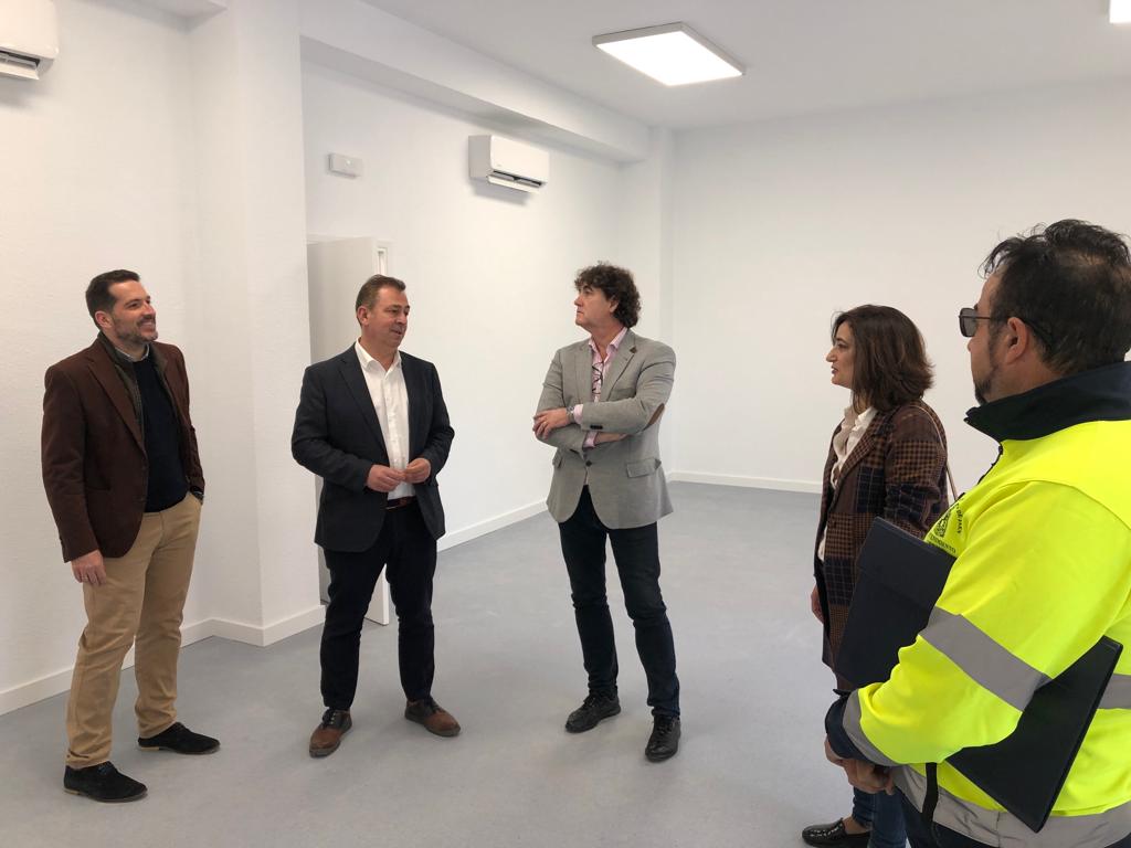 En el centro, el concejal de Mantenimiento Urbano, Javier Padorno, el director de la UPM, Juan Carlos Sánchez, y la edil de Participación Ciudadana, Eva Funes, acompañados de técnicos municipales a sus lados.