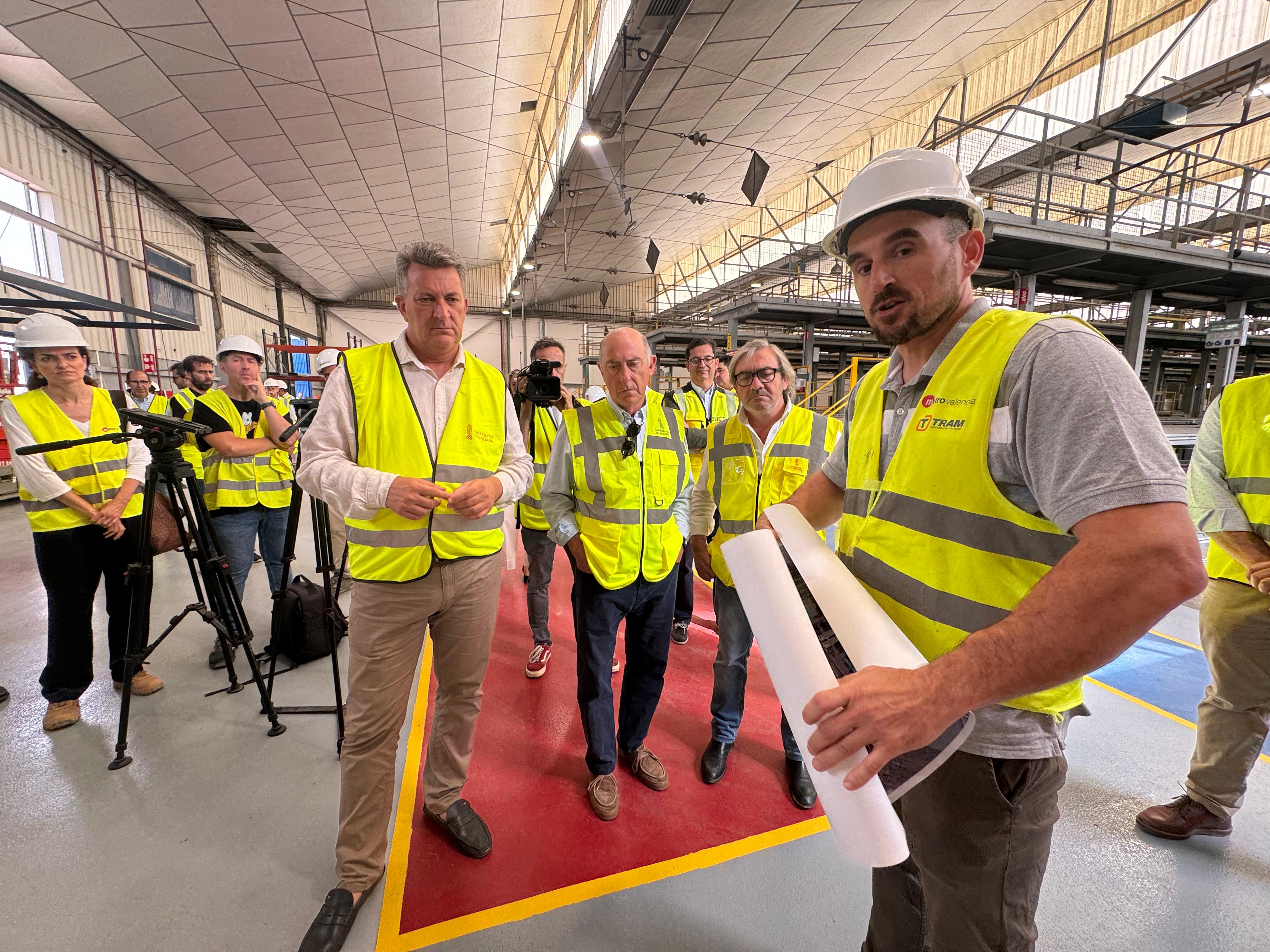 El conseller de Infraestructuras, Vicente Martínez Mus, visita las obras de reconstrucción de los talleres de València Sud que asoló la DANA del pasado 29 de octubre