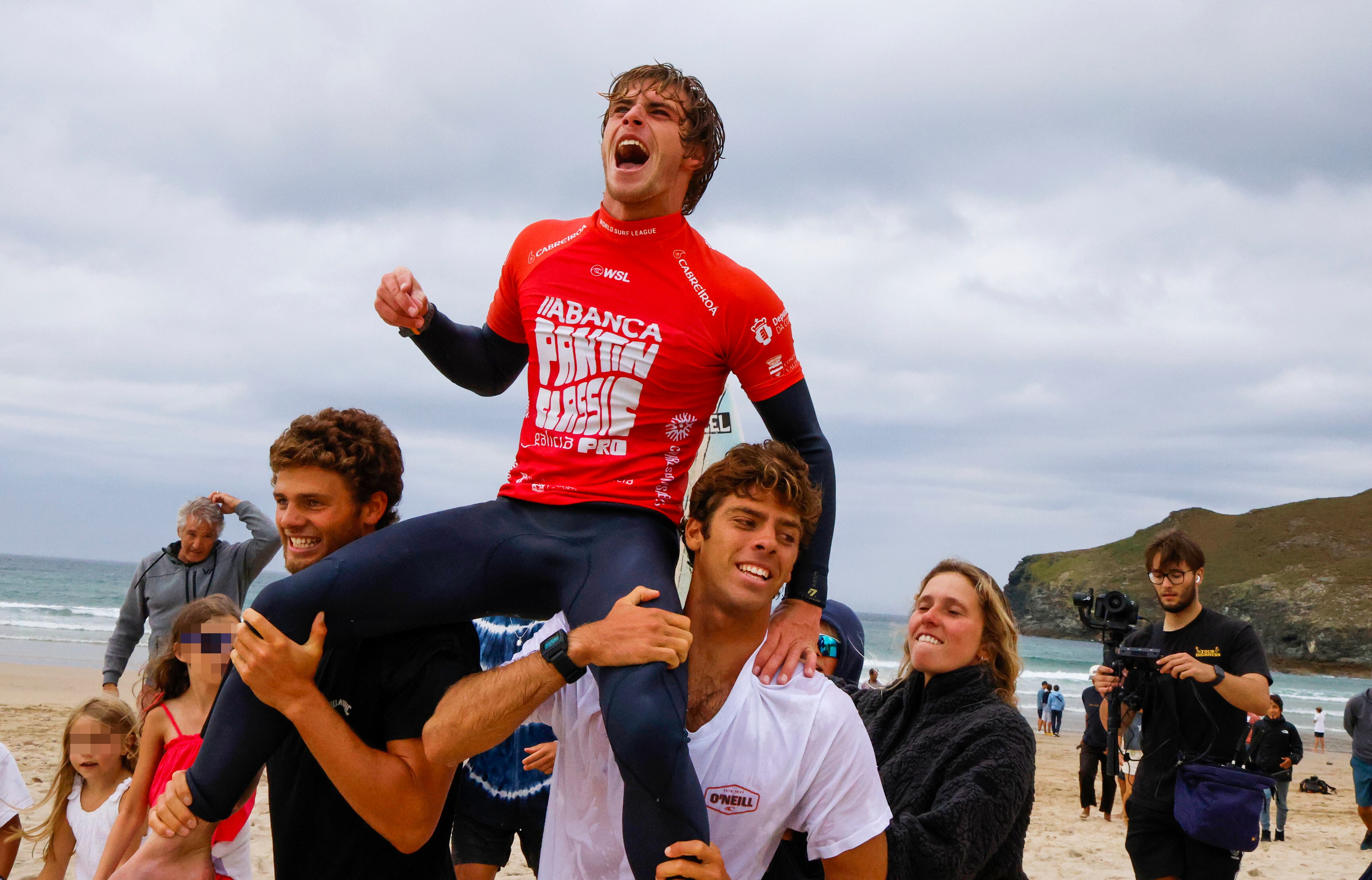 VALDOVIÑO, 31/08/2024.- El surfista portugués Afonso Antunes, este sábado tras el Pantín Classic. El portugués Afonso Antunes, de 21 años de edad, y la francesa Tya Zebrowski, de 13, se han convertido este sábado en los ganadores de la edición número 37 del Abanca Pantín Classic Galicia Pro, que ha finalizado en la playa de Pantín, en Valdoviño, un día antes de lo anunciado. EFE/ Kiko Delgado.