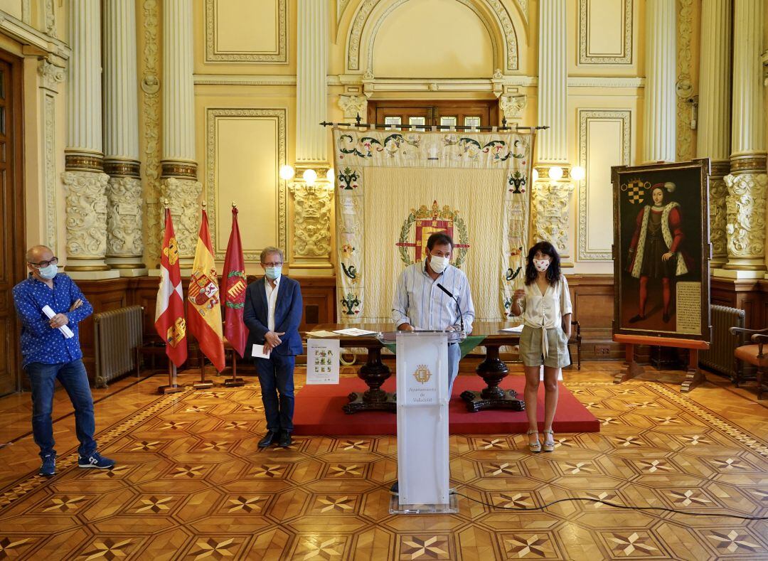 Ana Redondo,a la derecha de la imagen,con el alcalde, Óscar Puente