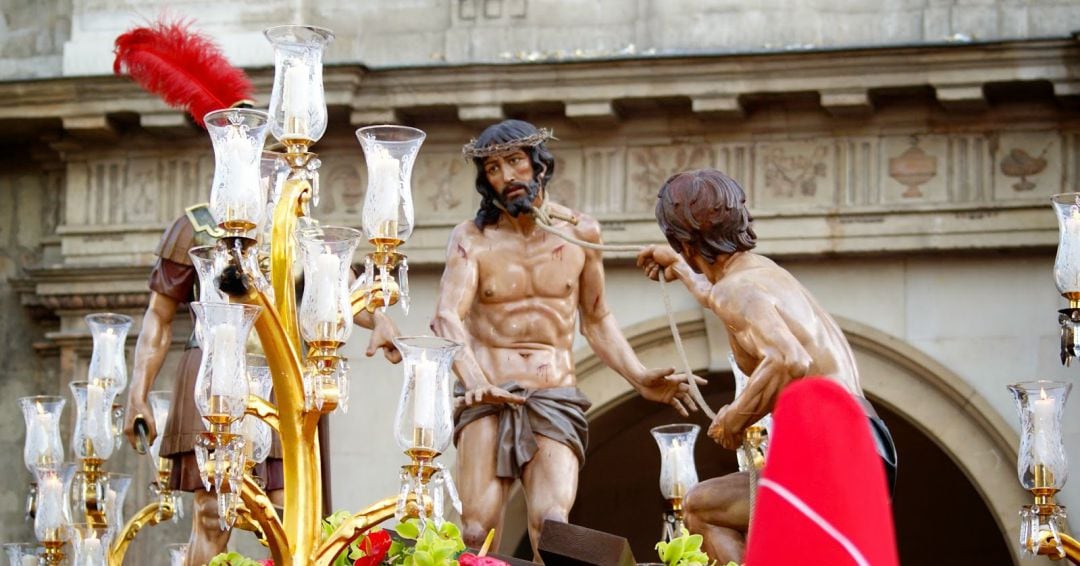 El Cristo de la Penas procesionando por las calles de Murcia. Obra de José Hernández Navarro (1986)