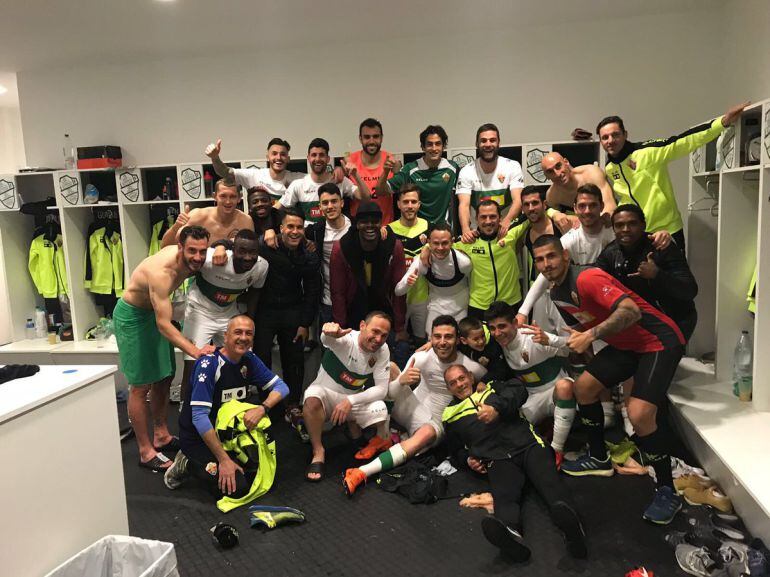 Los jugadores del Elche celebran la victoria en el vestuario del Martínez Valero