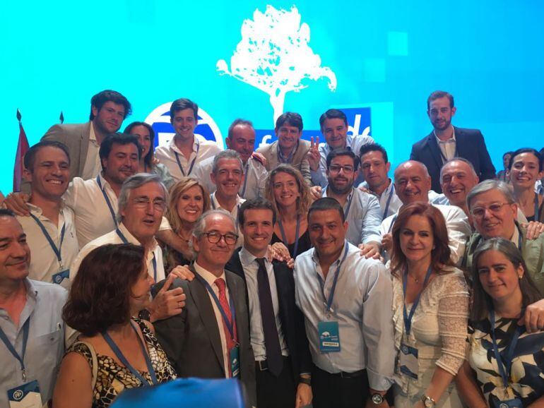 Una nutrida representación del PP de Ávila, en el Congreso Nacional, junto a Pablo Casado