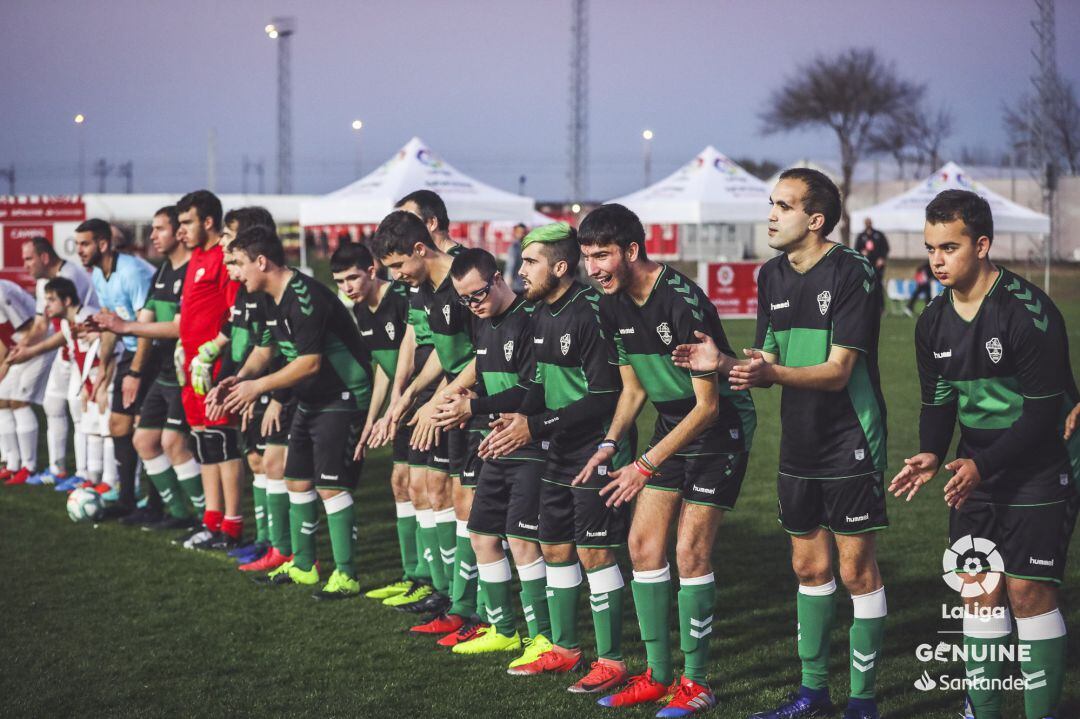 Los jugadores del Elche Genuine antes de su partido ante el Huesca